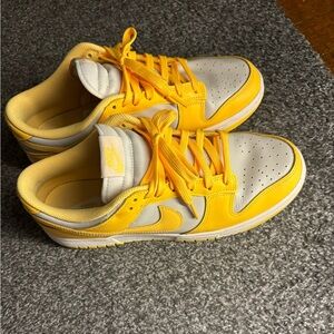 Authentic Nike Sneaker women size 10 1/2 LIKE NEW